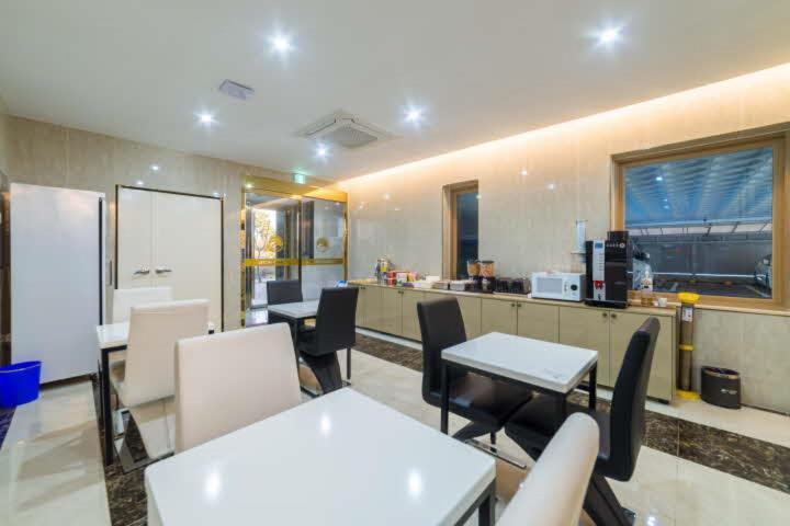 Cygnus Hotel Asan Buitenkant foto